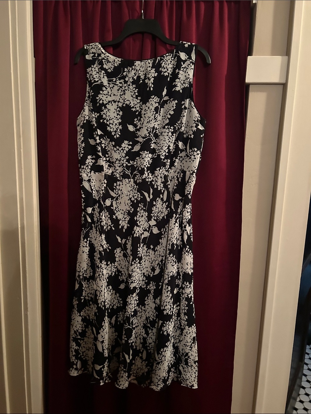 Ann Taylor Black & White Floral V-Neck Midi Dress Size 16 - Picture 2 of 8